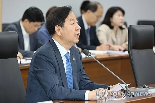 구윤철 "추석연휴 고속도로 기름값 리터당 100원 인하"