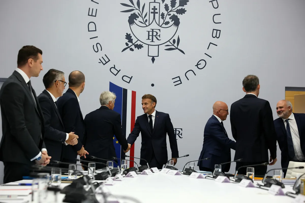 Emmanuel Macron convoca a los aspirantes presidenciales para informarles del "rápido deterioro de la situación internacional"