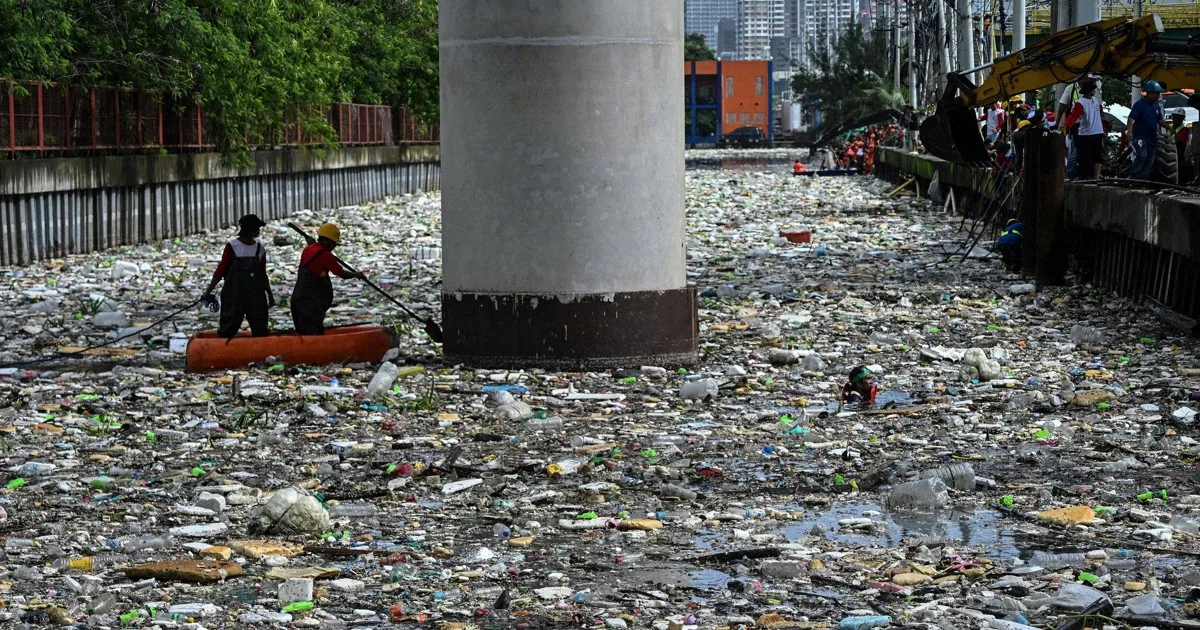 大雨続くマニラ 水路に500トン超のプラスチックごみ流れ込む