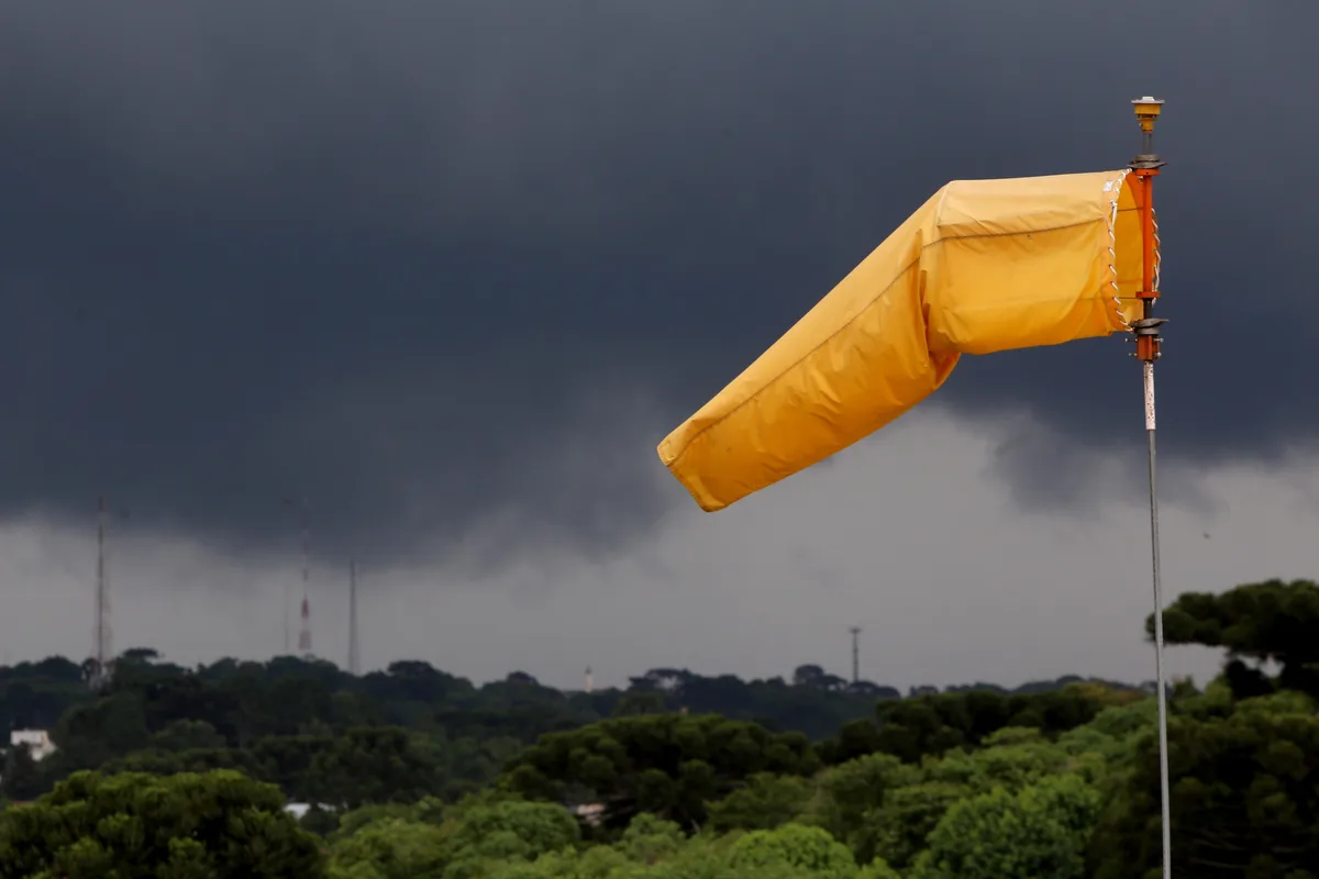 Paraná recebe alerta sobre o perigo potencial de tempestades em 214 cidades; veja quais e a previsão do tempo