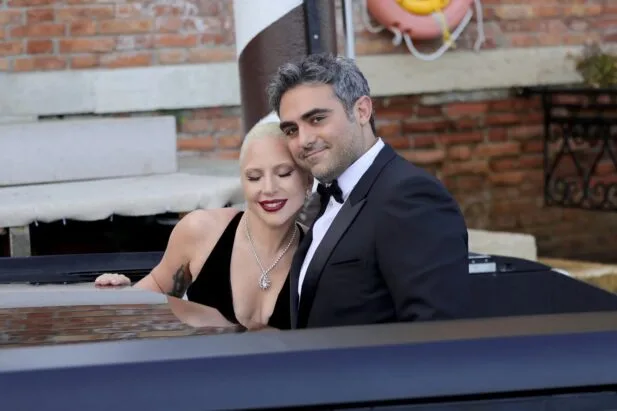 Fonte revela como Lady Gaga manteve nascimento da filha em segredo Luzes apagadas e segurança redobrada: Saiba tudo sobre a chegada de Lady Gaga no Rio (Foto: Getty)