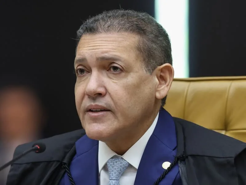 Nunes Marques manda tirar deepfake de Flávio deitado no colo de Trump
