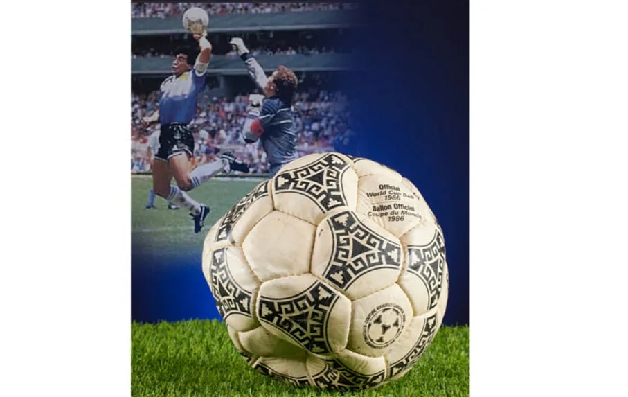 Da “mão de deus” ao “golo do século”. Bola dos golos de Maradona à Inglaterra vendida por 3 milhões de euros