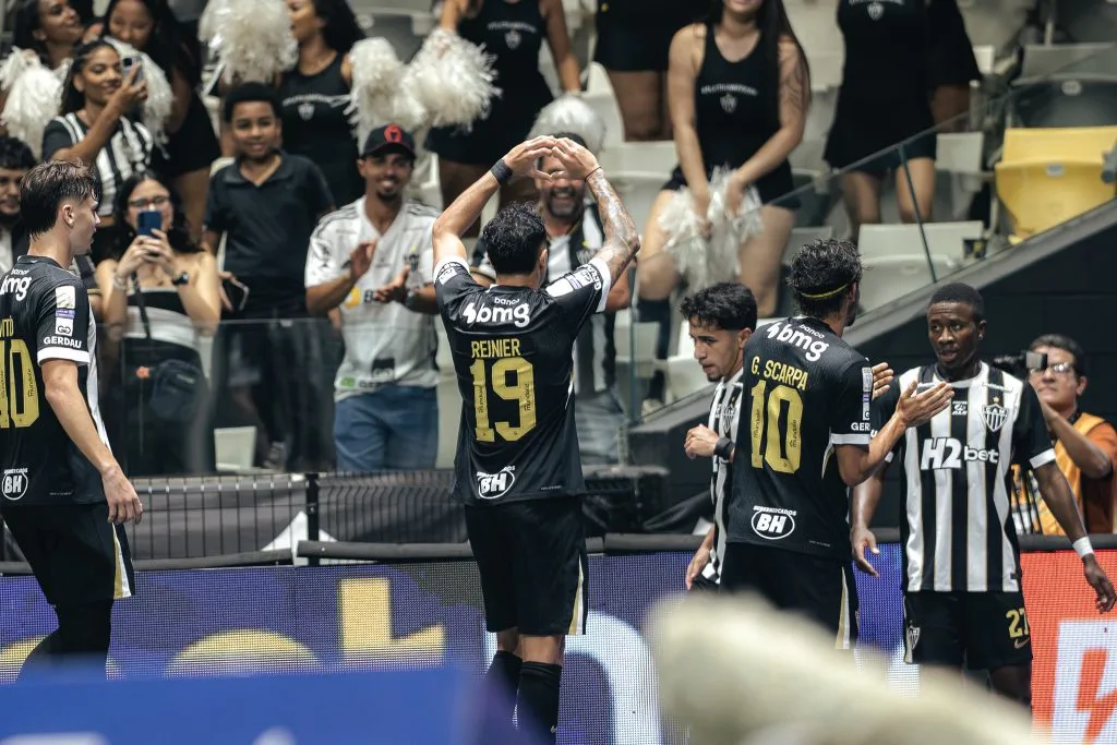 Atlético-MG enfrenta a Chapecoense em busca de ultrapassar rival na tabela