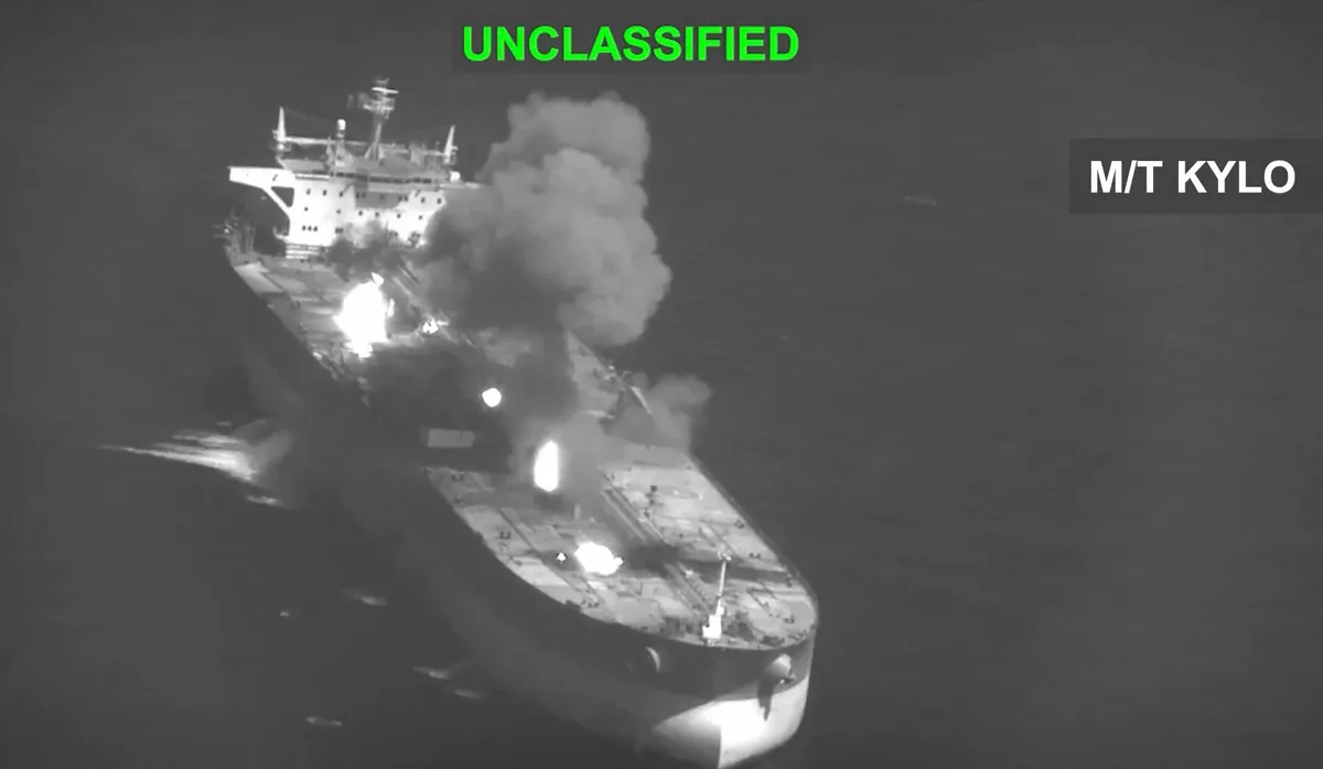 EEUU ataca tres buques iraníes tras el lanzamiento de misiles contra un portaaviones estadounidense
