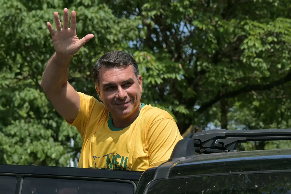 INSS, salário mínimo, dívidas: As novas promessas de Flávio que replicam o governo de Lula