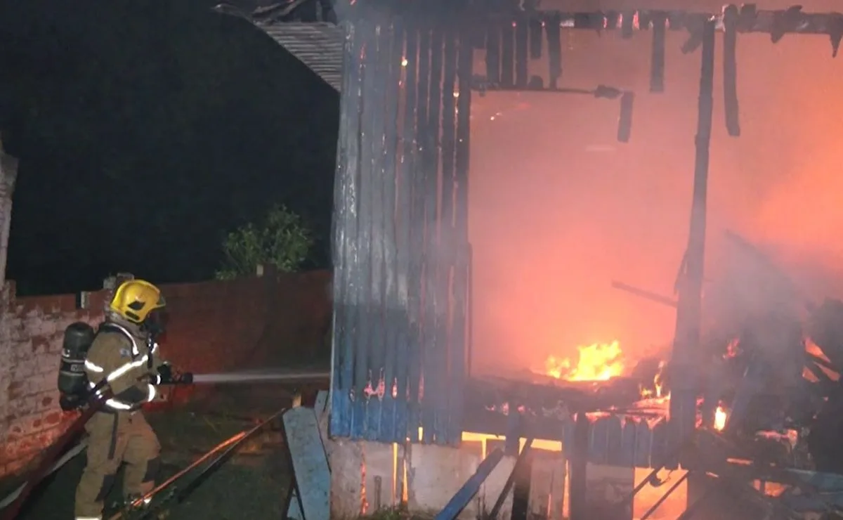 Não conseguiram salvar nem o cachorro! Incêndio de grandes proporções destrói casa de madeira em Cascavel