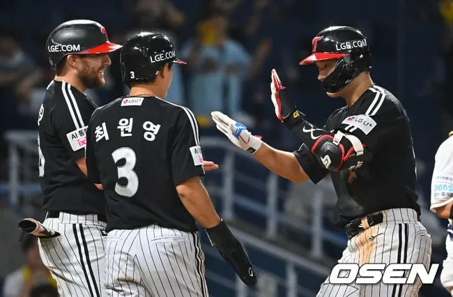 [사진] 문정빈, 9회 깜짝 3점 홈런