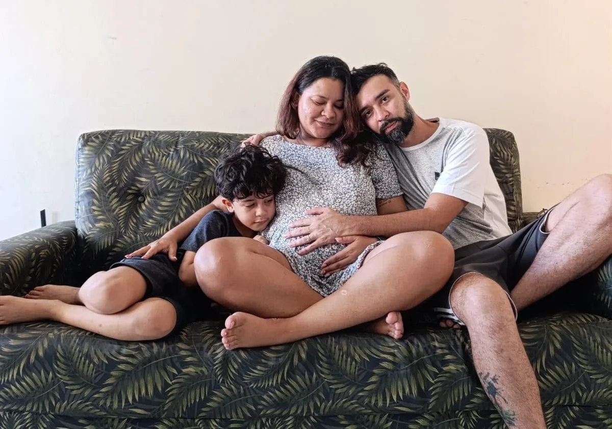 Grávida de 27 semanas, mãe busca tratamento especializado para bebê com síndrome cardíaca rara