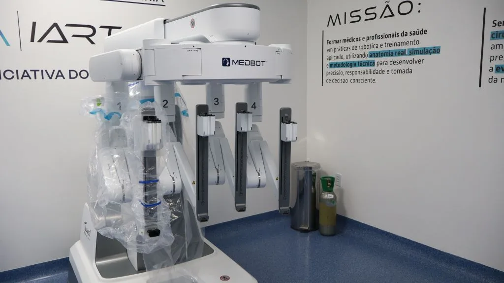 Robô chinês realiza a 3 mil km de distância cirurgia de remoção total da próstata em Goiás