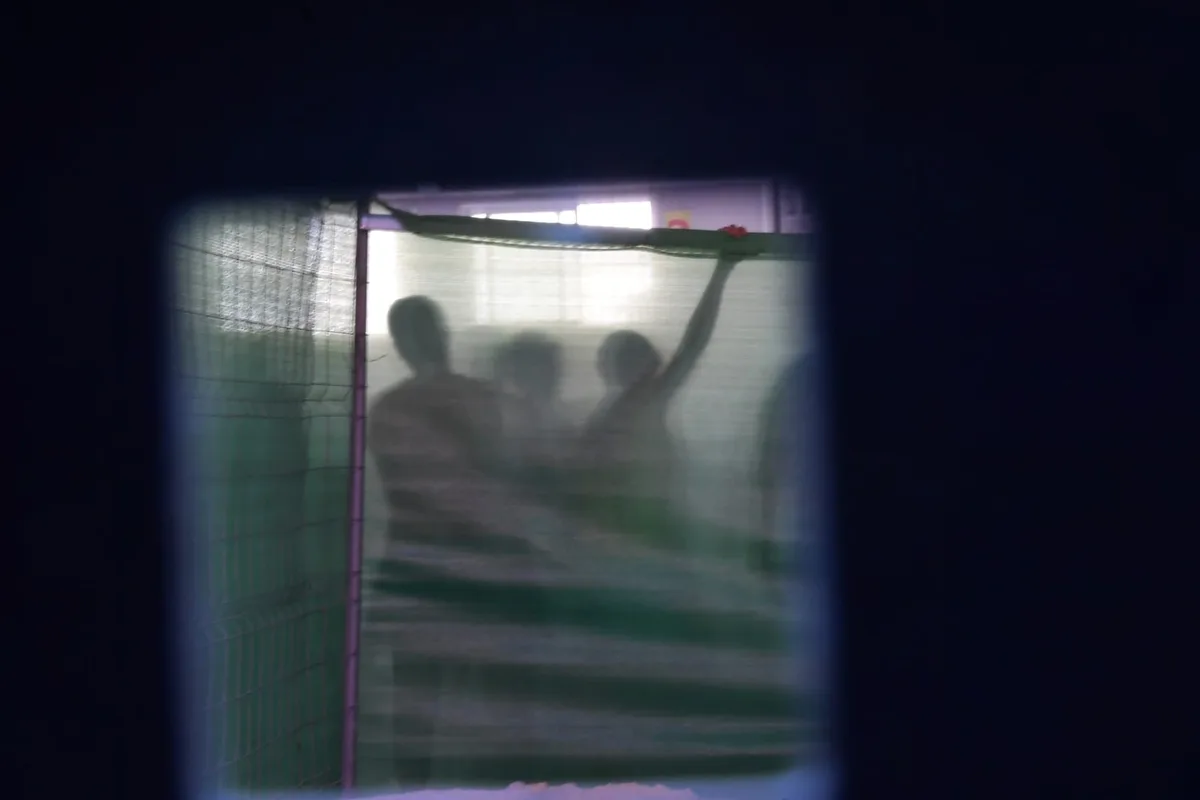 Así es la nave en la que Ceuta está realojando a decenas de niñas y adolescentes que dormían en la calle