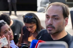 Carlos Bolsonaro enfrenta em SC o teste mais difícil da família nas urnas