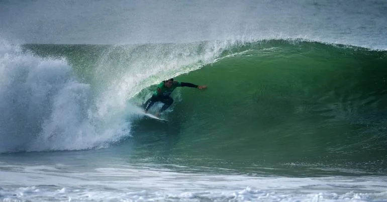Guilherme Ribeiro nos "quartos" da Liga Mundial de Surf