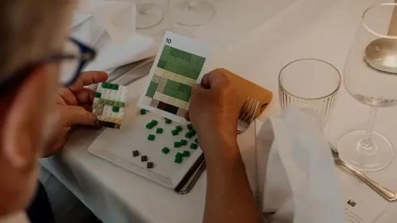 Am Ende entsteht ein großes Werk - Bräutigam entwickelt 70 Lego-Sets für Hochzeitsgäste