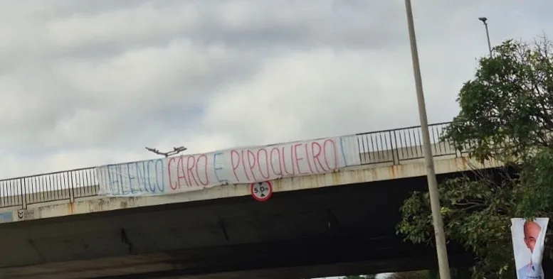 Time do Cruzeiro, Artur Jorge e Spindel são alvos de protesto com faixas em ruas de BH; veja fotos