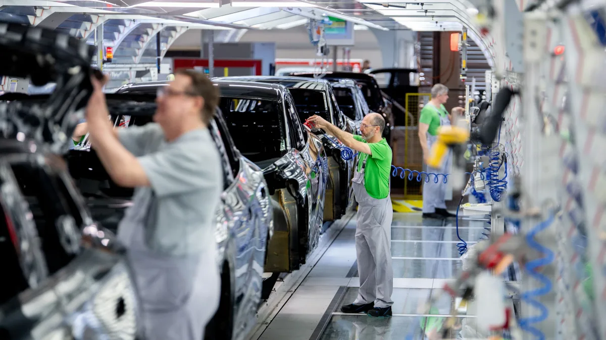Business-Ticker: Deutsche Unternehmen drosseln Produktion überraschend