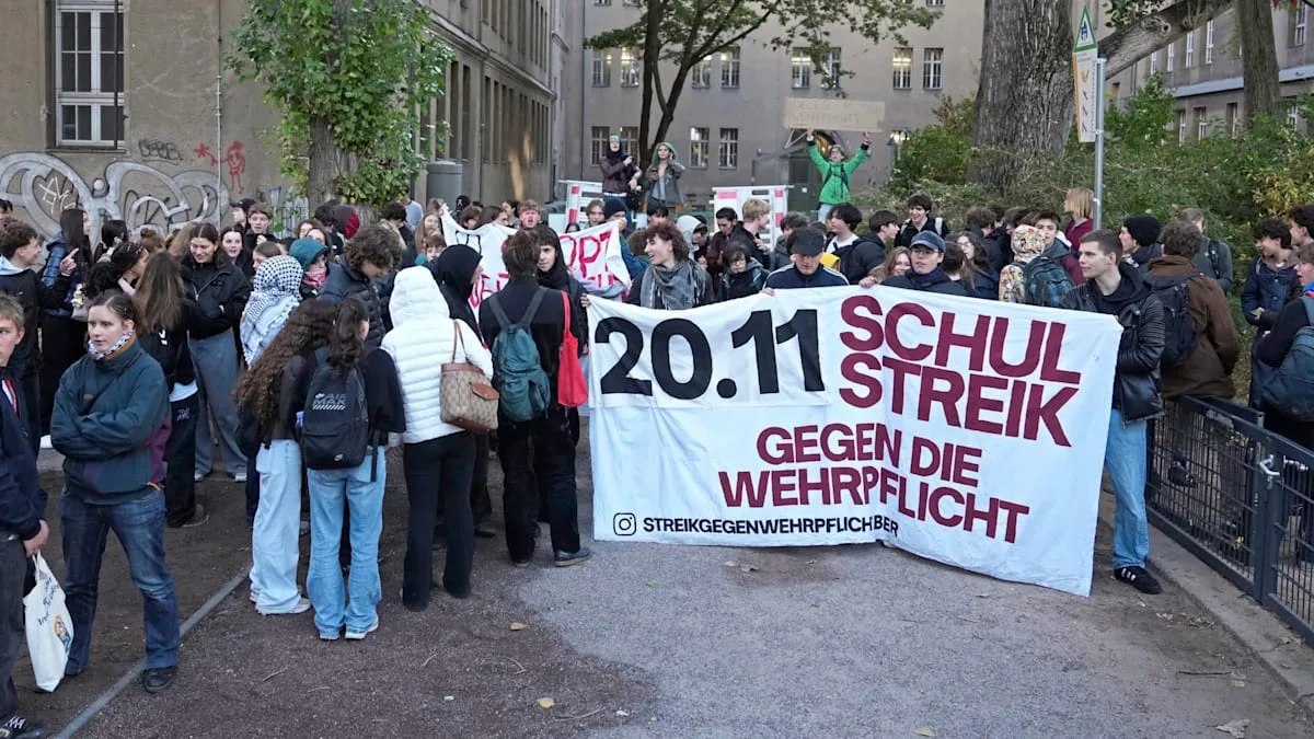 Vermummte Erwachsene bei Schülerprotesten – 67-Jährige verletzt, Polizei greift ein