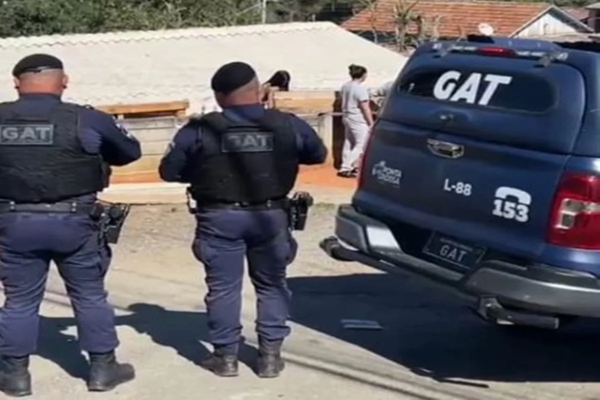 Bebê morto é entregue à avó em lençol após passar noite com padrinhos