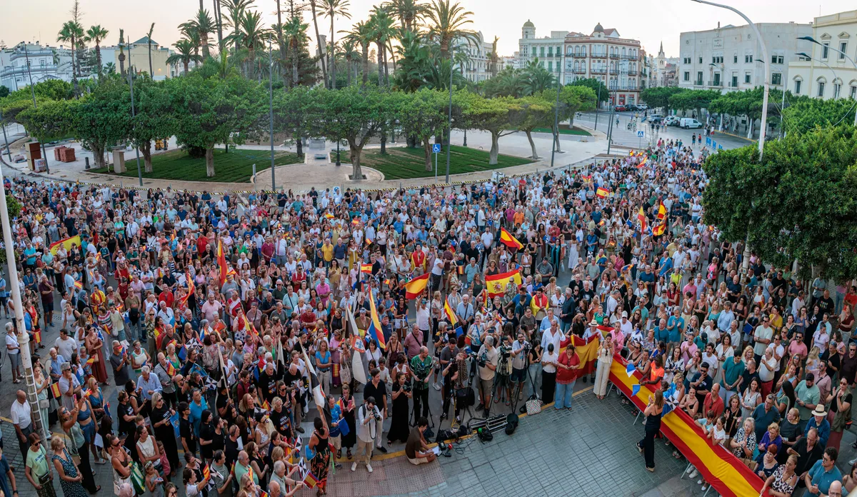 Centenares de melillenses se han concentrado este martes ante la Asamblea en apoyo a Ceuta tras la crisis migratoria