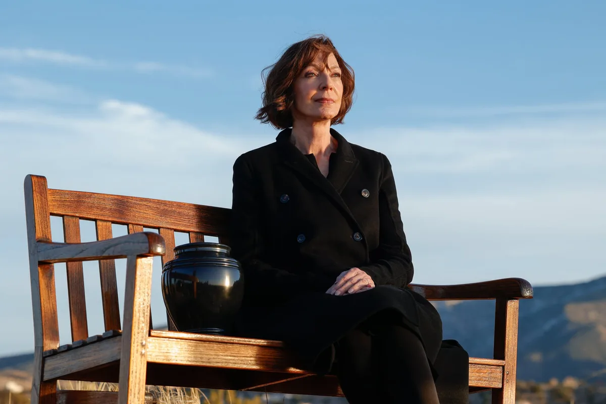 Allison Janney y Andrew Rannells encabezan “Te extraño, te amo”, la comedia dramática que a HBO Max