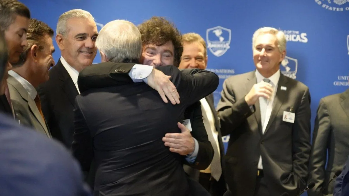 Javier Milei coincidió con Donald Trump en la cumbre del Escudo de las Américas pero hubo foto