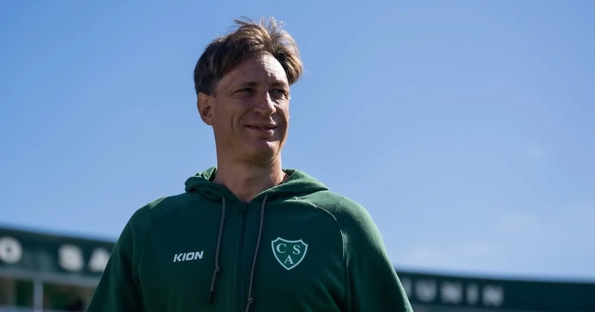 Facundo Sava, el DT del sorprendente Sarmiento: "Nadé en aguas abiertas y me tiré en parapente, pero nada me da tanta adrenalina como un partido de fútbol"
