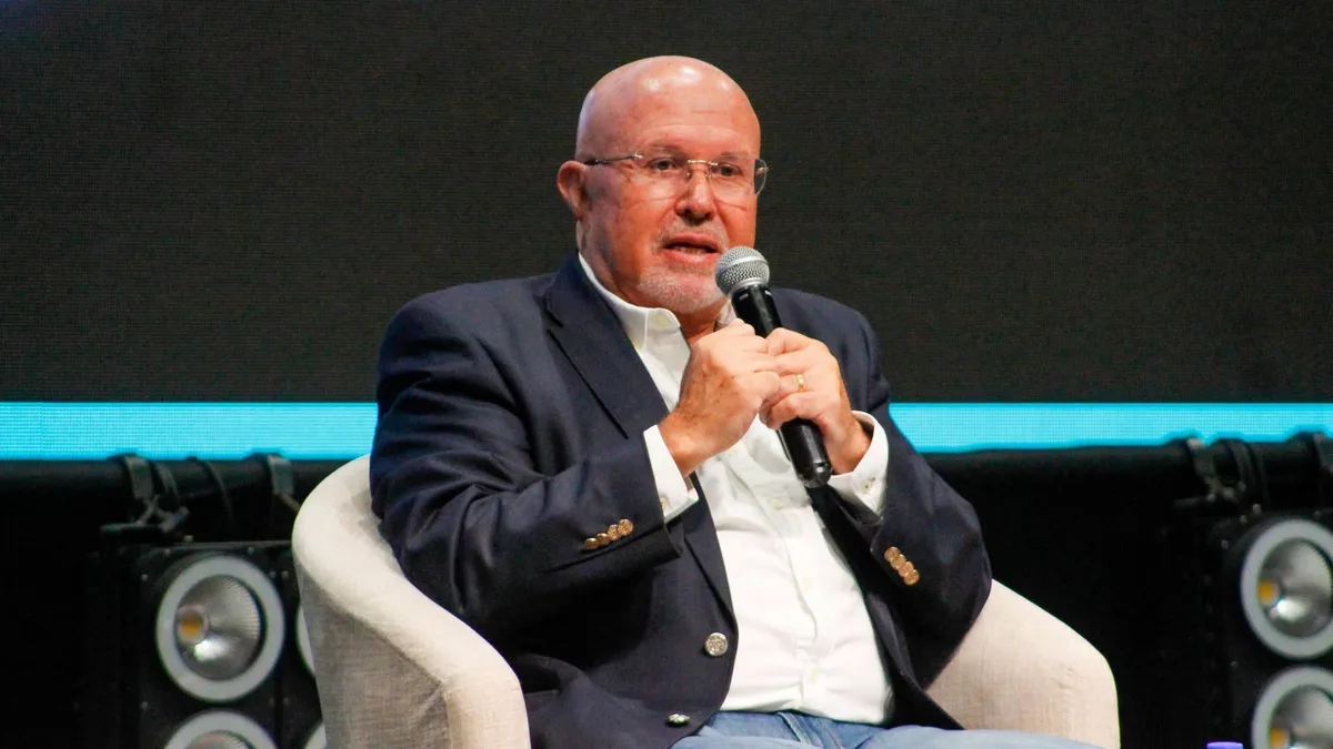 Bruce sobre López Aliaga: “No tiene libertad de vivir abiertamente, debe reprimirse y recurre al trago o al cilicio”