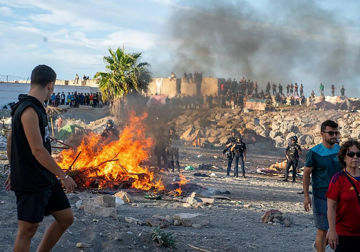 Los ceutíes asaltan la playa de Benítez en el tercer día consecutivo de protestas