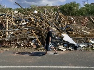 S’éloigner des fenêtres, se réfugier dans sa baignoire ou sous la table… Comment réagir face à une tornade ?