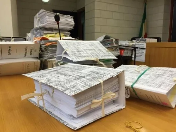 Despiden a una mujer en Milán por llenar la oficina de pósits con normas de convivencia para sus compañeros y un juez obliga a readmitirla