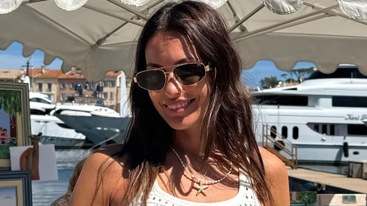 Pampita brilló en Saint Tropez: encaje translúcido total black y accesorios de lujo