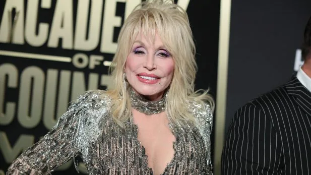 CNN dos EUA comete gafe ao noticiar morte de Dolly Parton e pede desculpas; assista CNN comete gafe ao noticiar morte de Dolly Parton e exibe foto de sósia (Foto: Getty)