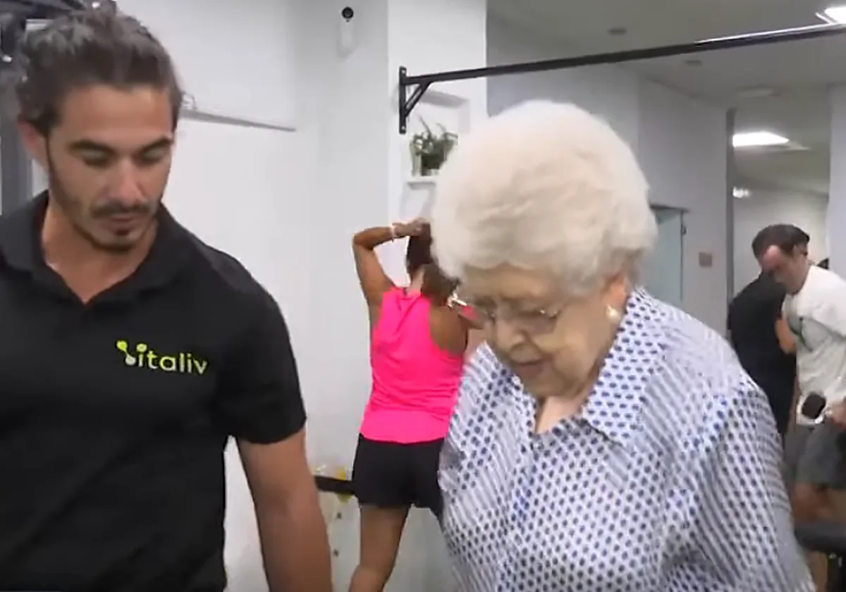 Carmen, la mujer de 86 años que hace sentadillas y levanta pesas: «No podía caminar, parecía una alcayata»