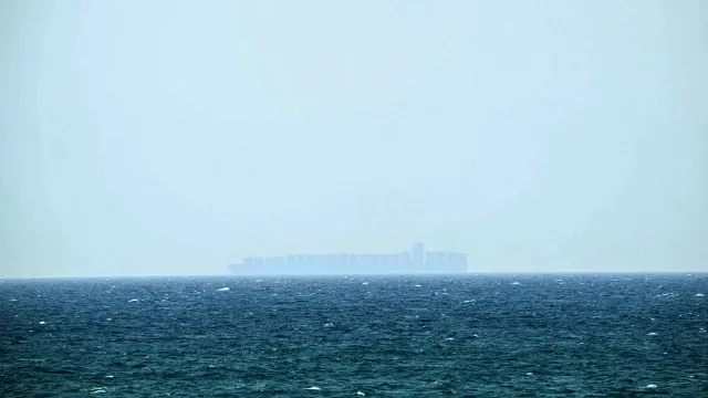 Navio afundou após embater em mina no estreito de Ormuz