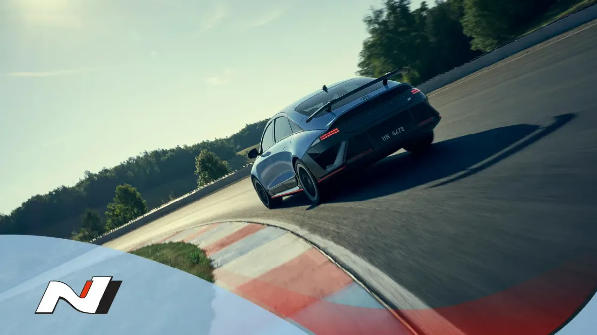 Hyundai Ioniq 6 com nova IA Atria reage a fechadas a 100 km/h, desvia de carros que invadem a faixa e transforma chuva, obras e pedestres em treinamento para a condução assistida que estreia em 2028