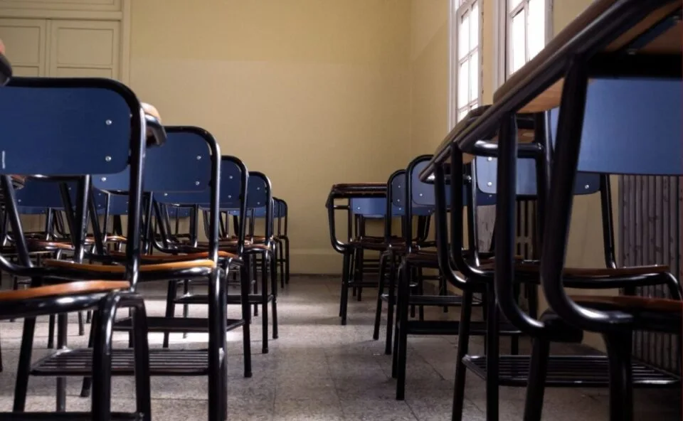 Justiça do Paraná decide que escola pública não pode transferir aluno com TDAH para a educação especial e obriga o poder público a bancar professor tutor exclusivo, psicoterapia e acompanhamento médico mensal; decisão vale para adolescente de Apucarana e ainda cabe recurso
