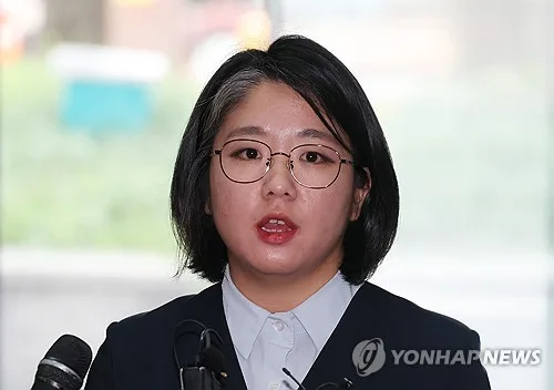 용혜인 '겸직 버티기'에 난감한 與…"비례직 던져야" 의견 분출