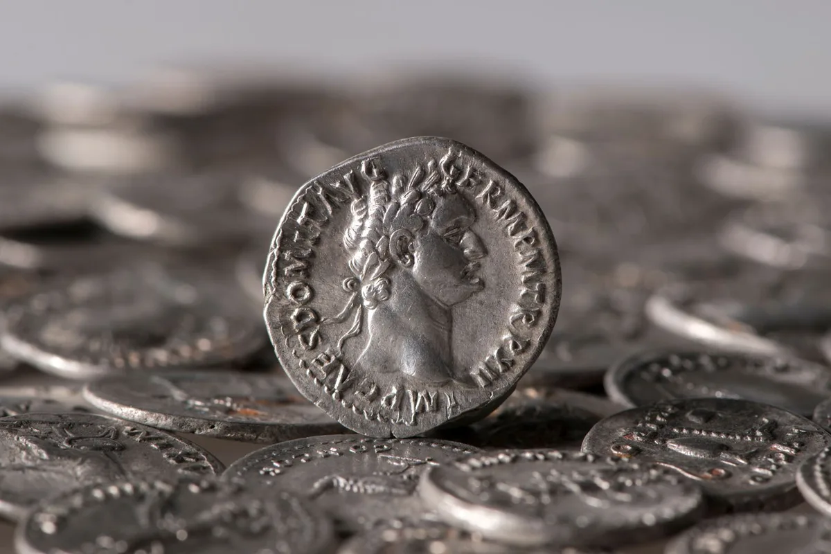 Tesouro com mais de 900 moedas de prata romanas é descoberto na Alemanha