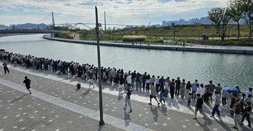 "여기가 명당이래"…부캉이 출몰정보 꿰고 온 방문객들