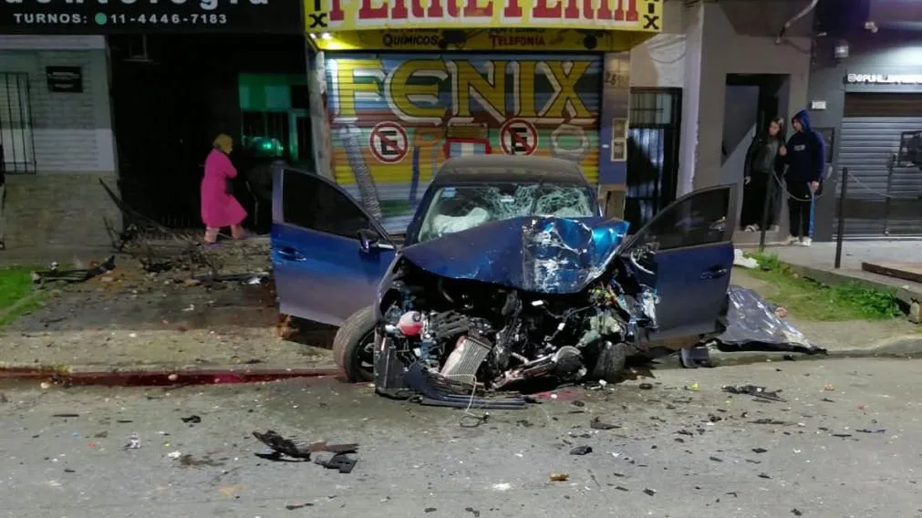 Tragedia en Quilmes: una mujer perdió el control del auto, chocó brutalmente contra un comercio y murió
