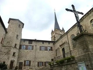 Avec son château et ses trois portes fortifiées, cette cité médiévale suspendue va vous surprendre
