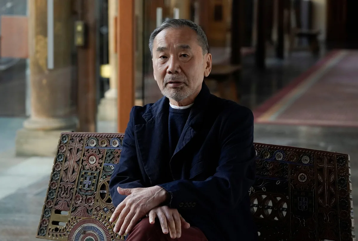 Haruki Murakami, escritor japonés: “No podemos quedarnos sentados contemplando nuestras heridas para siempre, debemos levantarnos y seguir adelante”