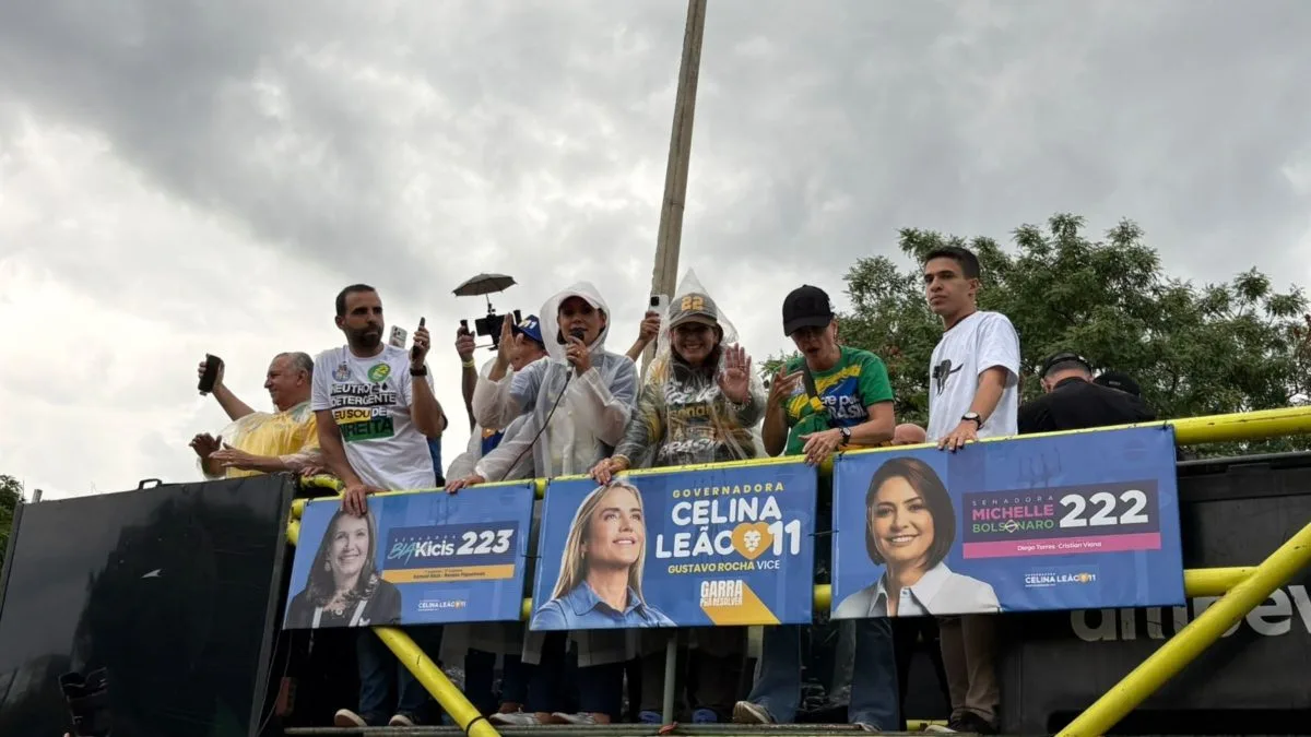 Michelle Bolsonaro leva ‘abraço do galego’, alerta para infiltrados e convoca famílias a votar em Flávio e Celina em Brasília