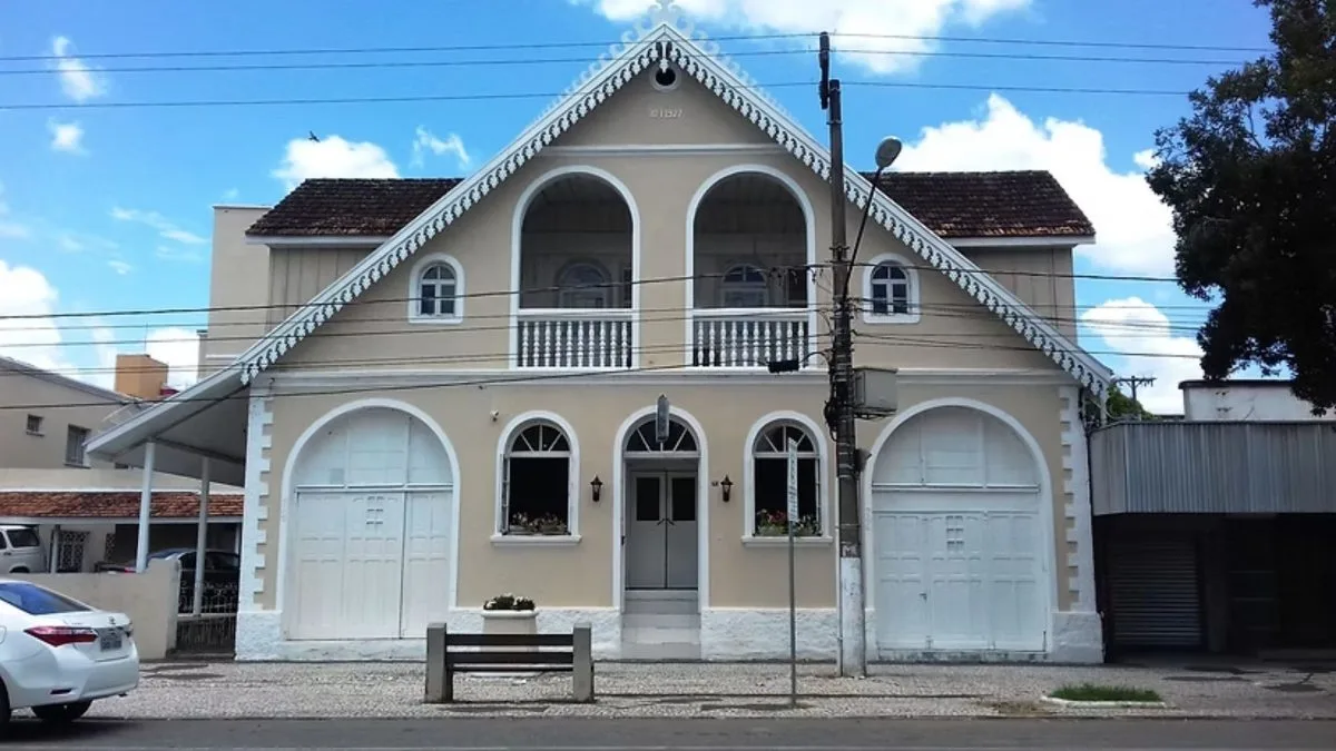 Com fachada de casarão de novela e móveis de 1927, tradicional hotel de cidade de SC parece ter parado no tempo e já chega aos 100 anos