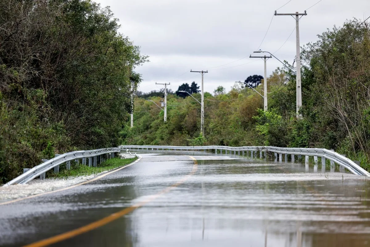 Investimento em guard rails reforça segurança em vias rurais de Araucária