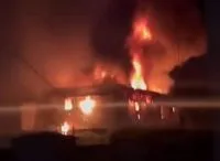 Vídeo: incêndio de grandes proporções atinge fábrica de tintas em Guarulhos