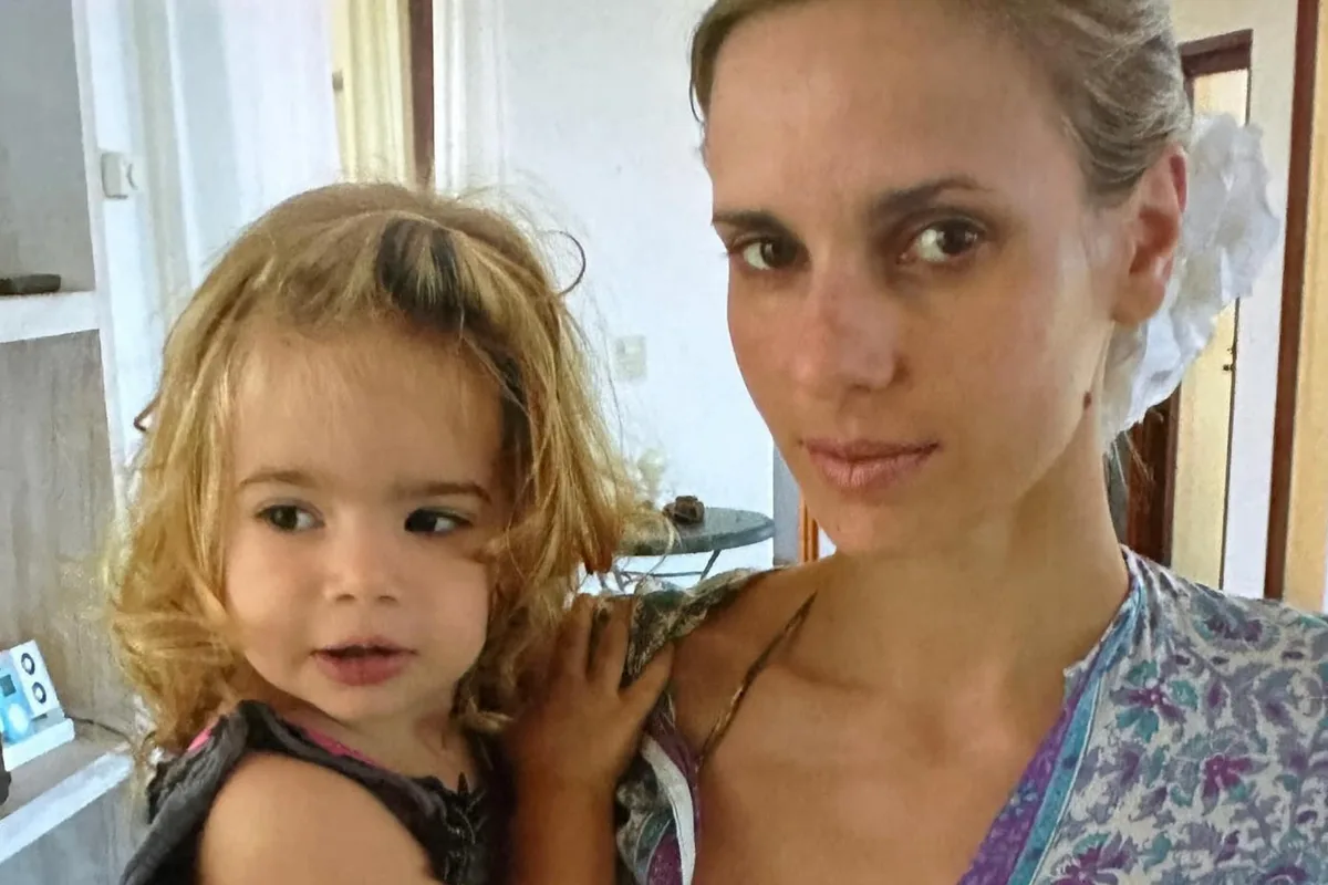 Así está hoy Charo, la hija de Julieta Cardinali y Andrés Calamaro, que debutó como modelo