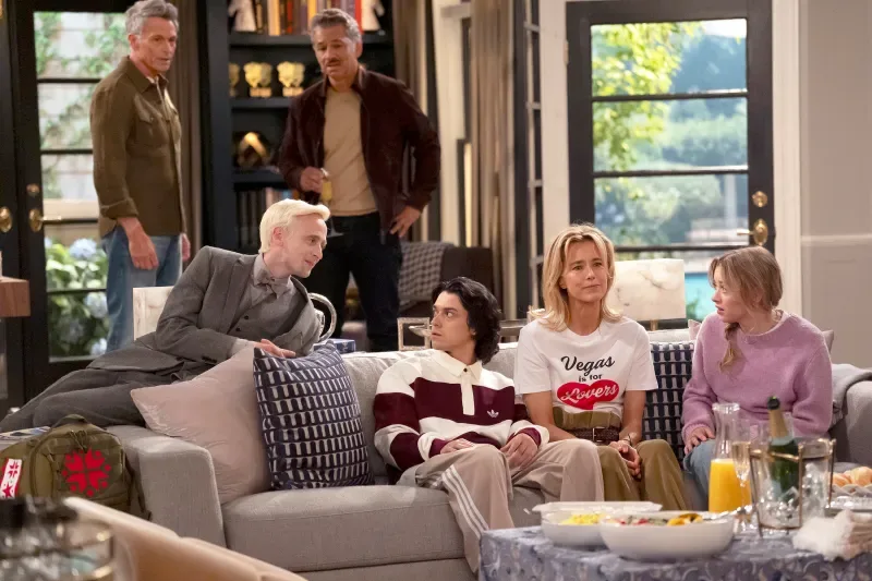 ‘Newlyweds’: Comédia com Téa Leoni ganha imagens e data de ESTREIA nos EUA