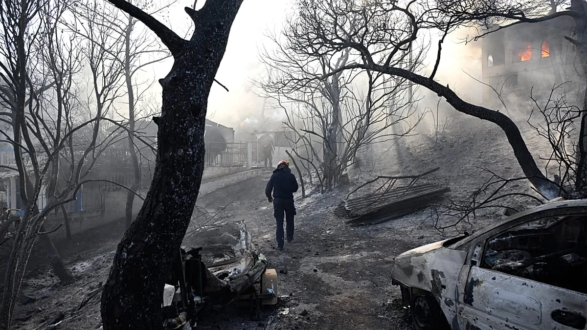 Incêndios na Grécia fazem dois mortos e deixam rasto de destruição