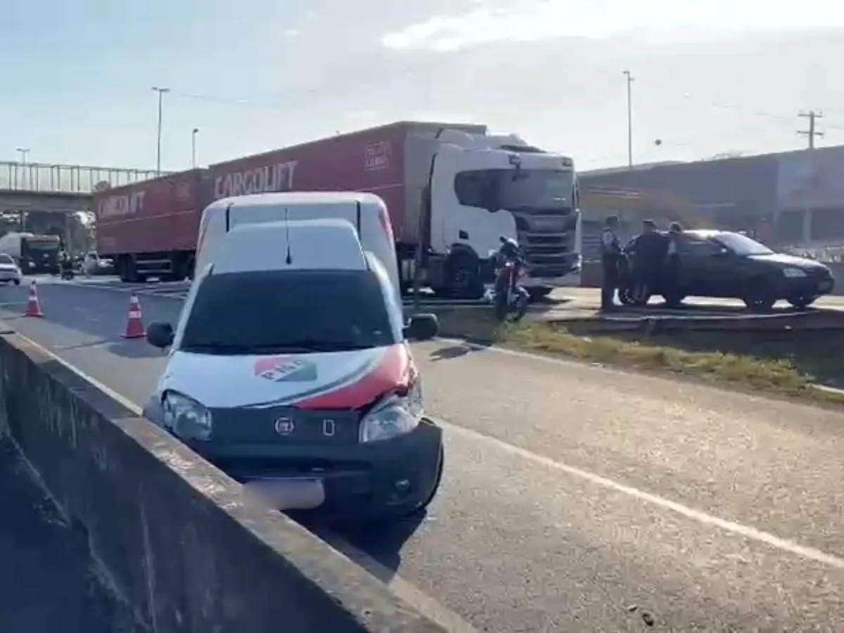 Carro capota e engavetamento trava trânsito entre Sumaré e Paulínia